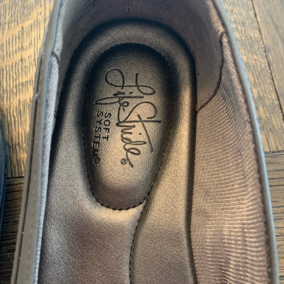 Gray flats. Size 8. EUC - Picture 4 of 5